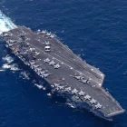 El USS George H.W. Bush (CVN 77) navega por el mar Arábigo mientras las fuerzas estadounidenses hacen cumplir el bloqueo naval contra Irán.