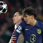 Riccardo Calafiori de Arsenal y Giuliano Simeone de Atlético de Madrid luchando la pelota.