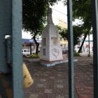 El monumento a la Madre, inaugurado en 1948, está en un parque del centro de Guayaquil cuyas puertas están cerradas con candados.