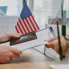 Usuarios realizan trámites en la Embajada de EE. UU., donde se aclaró que las deudas personales no afectan directamente la solicitud de visa.