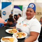 María Carranza sirve alimentos como parte del proyecto de seguridad alimentaria Manos que Alimentan este 28 de abril de 2026.