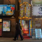 Una "sala voyeur" en el barrio rojo de Kabukicho, epicentro de la vida nocturna en Tokio y vinculado durante años a la Yakuza japonesa.