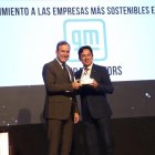 Representantes de General Motors Ecuador en la entrega del reconocimiento regional.