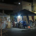 Los comerciantes del mercado La Merced continúan organizando turnos y durmiendo en carpas durante las noches para impedir el ingreso de maquinaria al recinto.