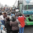 Movilidad. En Carapungo, decenas de personas abordaron un bus interparroquial, ante el paro de los urbanos.