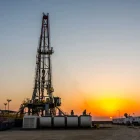El proceso de fracking es es una técnica para extraer petróleo o gas que consiste en inyectar agua, arena y químicos a muy alta presión en formaciones de roca profunda para fracturarlas.