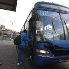 Pasajeros retoman sus actividades en medio de incertidumbre por tarifas de transporte