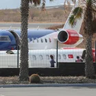 Un avión ambulancia se prepara en la pista para trasladar a los pacientes afectados por hantavirus, tras su evacuación del crucero.