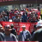 Integrantes de la Central Obrera Boliviana (COB) participan en una protesta contra la gestión del Gobierno este martes, en La Paz (Bolivia).