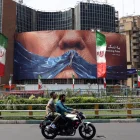 Personas circulan en motocicleta cerca de una valla publicitaria antiestadounidense con una foto de Donald Trump en la plaza Valiasr de Teherán, Irán, el 6 de mayo de 2026.
