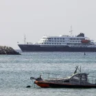 El crucero holandés MV Hondius (al fondo) está anclado frente a la costa de la ciudad de Praia, en la isla de Santiago, Cabo Verde, el 4 de mayo de 2026.