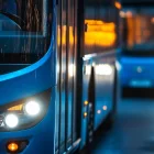 Referencial. El conductor es grabado mientras lleva al bebé en el volante del bus en Quito.