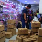 Entre lo incautado en el sector de La Bahía, en Guayaquil, había cosméticos y dispositivos médicos sin certificación sanitaria obligatoria.