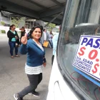 Usuarios del transporte urbano en Guayaquil abordan una unidad, en medio del debate por el nuevo esquema de pasajes diferenciados propuesto por el Municipio.