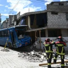 El bus se impactó contra una vivienda y alcanzó al joven que llegaba de su trabajo.