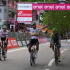 Jhonatan Narváez (c) competirá en el Giro de Italia 2026.