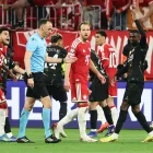 El árbitro portugués Joao Pinheiro y los reclamos de los jugadores del Bayern.