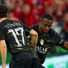 Willian Pacho (d.) durante la semifinal de vuelta de la Champions League ante el Bayern Munich.