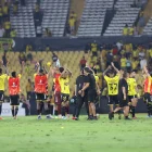 Barcelona festejó con la poca hinchada en el Monumental el triunfo ante Boca Juniors.