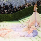 La Met Gala reafirmó su poder como vitrina cultural, donde la moda, el maquillaje y las celebridades se unen para crear tendencias que trascienden la alfombra roja.