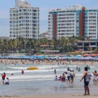 Turistas y familias aprovechan el feriado en la playa de Salinas, uno de los destinos más visitados durante los fines de semana largos en Ecuador.