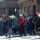 Manifestantes se enfrentan con la policía al intentar llegar a la sede de la Presidencia de Bolivia, este miércoles en La Paz (Bolivia).