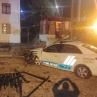 El patrullero se impactó contra una pared y con las motos que estaban estacionadas.
