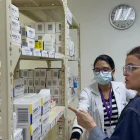 La vicepresidenta María José Pinto, cuando era también ministra de Salud, en la farmacia del Centro de Salud de Catamayo, en febrero 2026.