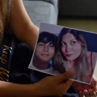 Tristeza. La madre de familia muestra una foto junto a su hijo Rick. El adolescente decidió quitarse la vida por sufrir bullying homofóbico, denuncia su madre.