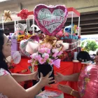 Guayaquileños compran arreglos florales y detallitos para sus mamás.