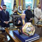 El presidente de Estados Unidos Donald Trump, junto a Ilia Topuria (i) y otros peleadores que competirán en la cartelera frente a la Casa Blanca.