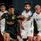 Deyverson (d.) disputa el balón con un jugador de Mirassol.