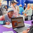 Una adulta mayor pregunta sobre el acceso a las ayudas sociales.
