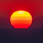 El sol se pone sobre la línea del horizonte en el mar, en una imagen de archivo.