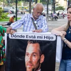 Familiares de Víctor Hugo Quero Navas, quien fue detenido hace más de un año en Venezuela, sostienen un cartel.