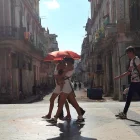 Personas caminan por una calle el 02 de mayo de 2026 en La Habana (Cuba).