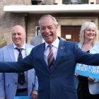 El líder del Partido Reformista, Nigel Farage (C), llega al Ayuntamiento de Havering en Londres, Gran Bretaña, el 8 de mayo de 2026.