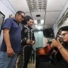 Integrantes del mariachi López interpretan un bolero tras afinar sus instrumentos, previo a realizar shows por el Día de la Madre.