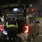 Policías realizan controles nocturnos en Quito durante el toque de queda.