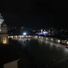 Pasadas las 19:00, la Plaza San Francisco se vacía. Por el toque de queda, las personas se van más temprano de los negocios.