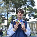 Tomás con el oro de la Copa Mundo y la plata regional.