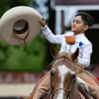 Fotografía que muestra a un joven jinete durante el "Viva Fiesta" en San Antonio, Texas (EE.UU.).