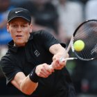 El italiano Jannik Sinner debutó este sábado 9 de mayo en el Masters 1000 de Roma y venció al austríaco Sebastian Ofner en dos sets (6-3 y 6-4), en una hora y cuarenta y un minuto