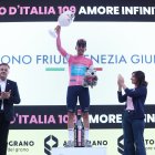 El uruguayo Guillermo Silva del XDS Astana celebra en lo alto del podio como líder.