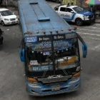 Un bus circula, en la zona de San Roque, en el centro de Quito. Su expediente en la AMT dice que tiene 13 años.