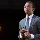 Durante su travesía desde Ghana a Europa, Ousman sufrió robos y maltrato por parte de las mafias que controlan la migración ilegal. Hoy ayuda a mejorar la educación en su país.