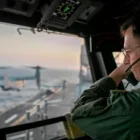 Un militar vigila la situación en el estrecho de Ormuz, por donde hay dificultad para que pase el petróleo, lo que encarece el combustible.