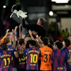 El técnico del FC Barcelona, Hansi Flick, por los aires levantado por sus jugadores al ser campeón de España.