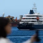 El crucero neerlandés MV Hondius ha repostado combustible este lunes en el puerto de Granadilla de Abona (Tenerife).