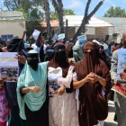 Manifestantes protestan contra los desalojos forzosos y los problemas relacionados con la tierra en Mogadiscio, Somalia, el 10 de mayo de 2026.